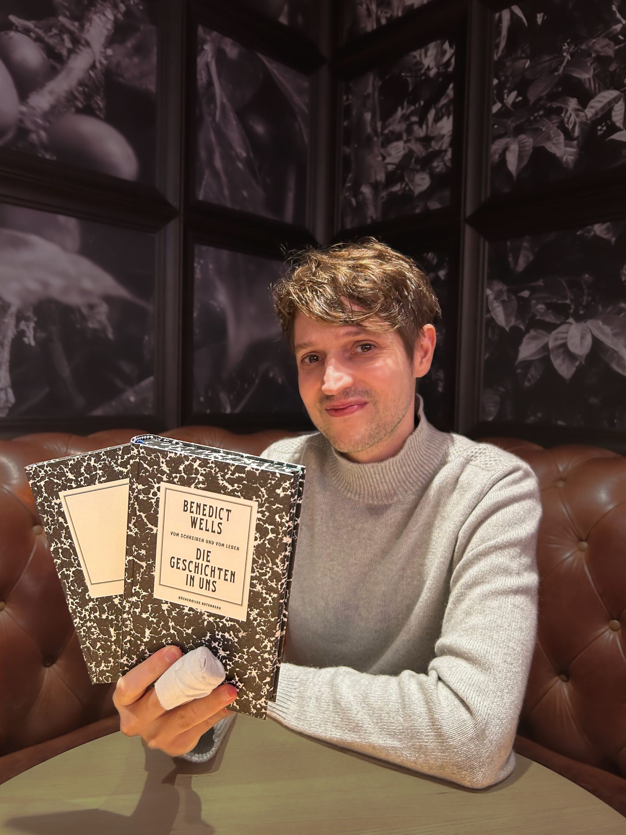 Wells mit Buch.jpeg